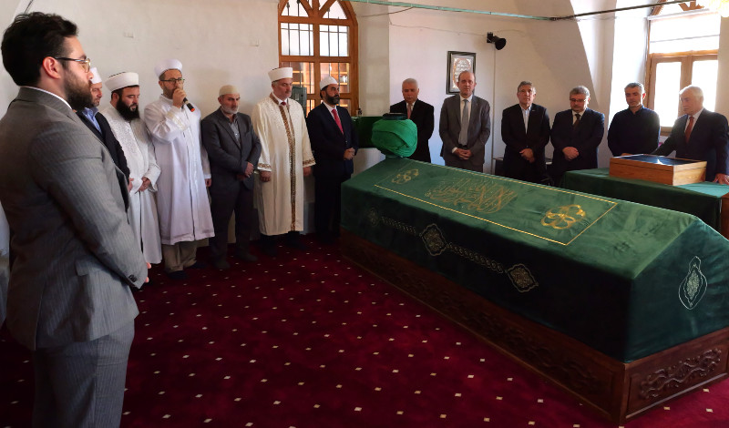 Esnafa karanfil ve Ahilik Nasihatı dağıtıldı