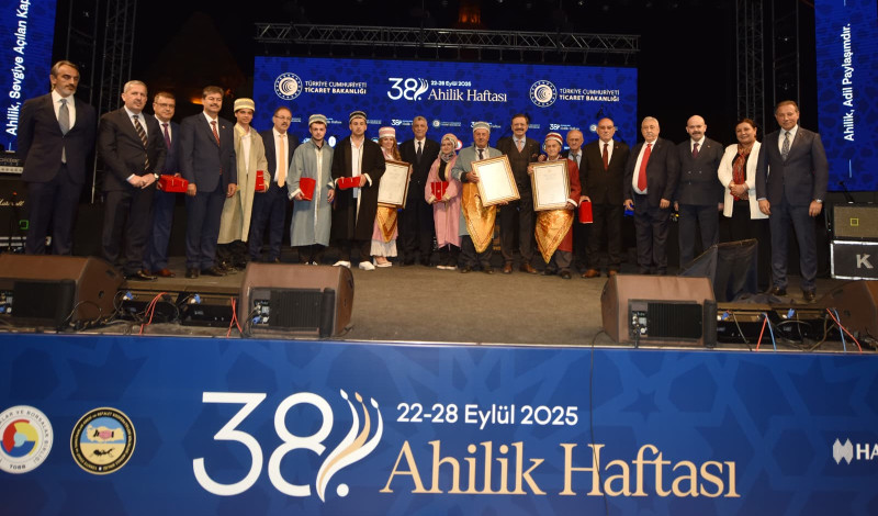 Yılın Ahisi ve Kalfası ödüllerini Kırşehir'de Bakan Bolat'tan aldı