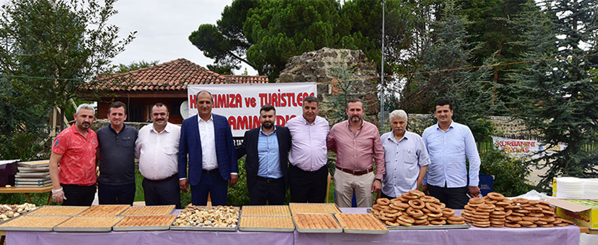 Trabzon esnafından yerli ve yabancı turistlere ikram