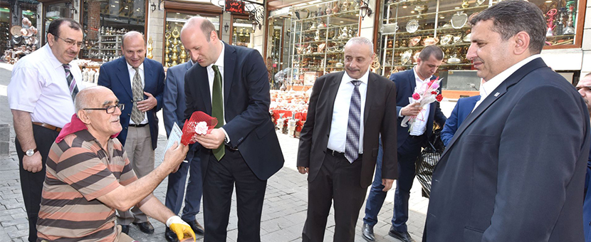 Esnafa Ahilik Nasihatı ve karanfil dağıtıldı