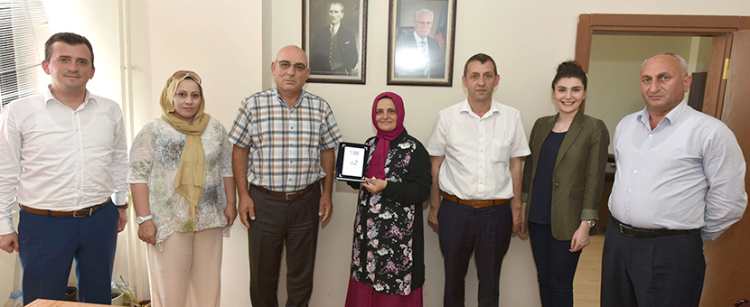 Arsin'de Ayın Şoförü seçilen Ayşe Beşir ödülünü aldı