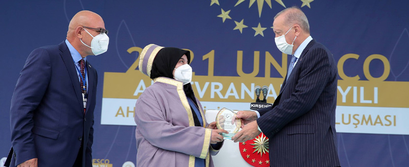 2021 Yılının Çırağı Yaprak Maral ödülünü Cumhurbaşkanı Erdoğan'dan aldı